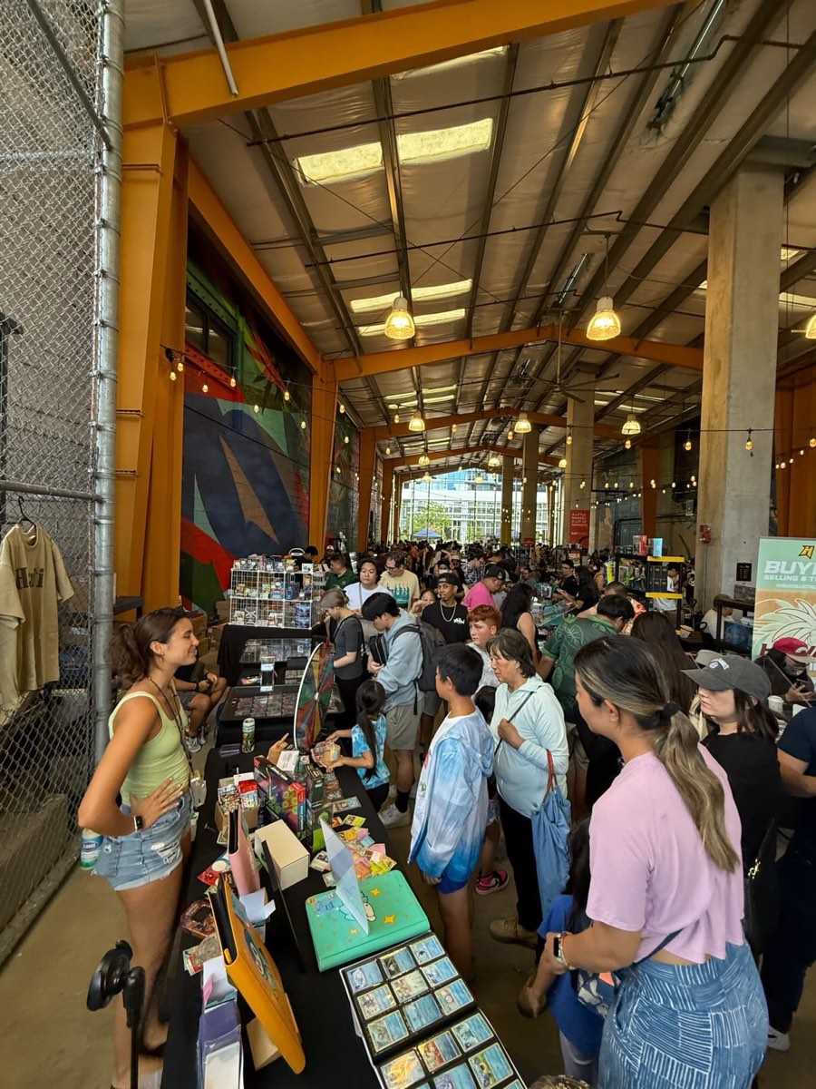 Busy vendor floor with keiki up front at Keep It Aloha #2
