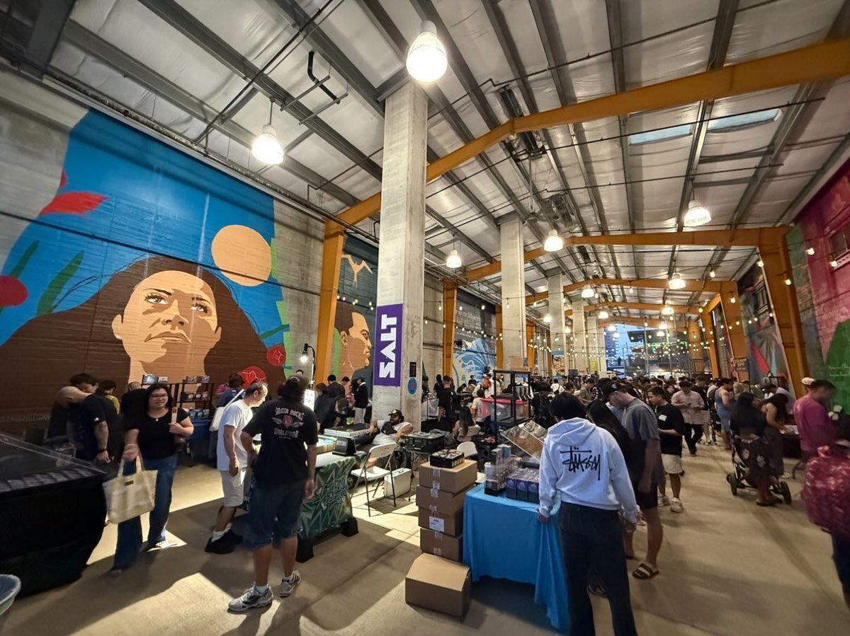 Collectors filling the aisle past the SALT murals at Keep It Aloha #2